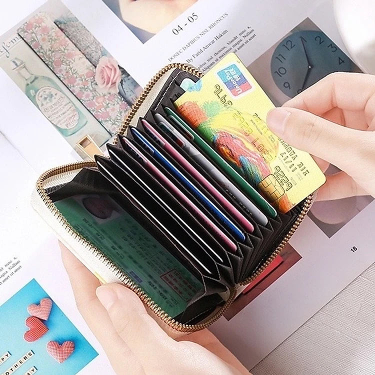 Ví ngắn cầm tay nữ nhiều ngăn da PU cao cấp, chất da mềm mịn .dùng đựng thẻ , giấy tờ xe , đựng tiền nhỏ gọn và tiện lợi ,phong cách nữ tính, trẻ trung , hiện đại