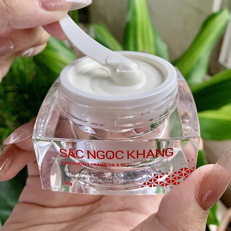 Kem dưỡng da Sắc Ngọc Khang 5 trong 1 ban ngày 30g giúp nuôi dưỡng làn da sáng khỏe, mờ thâm nám ngăn ngừa lão hóa
